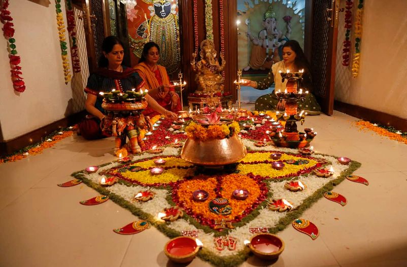 Decorating House With Diyas And Rangoli Things To Do On Next Diwali
