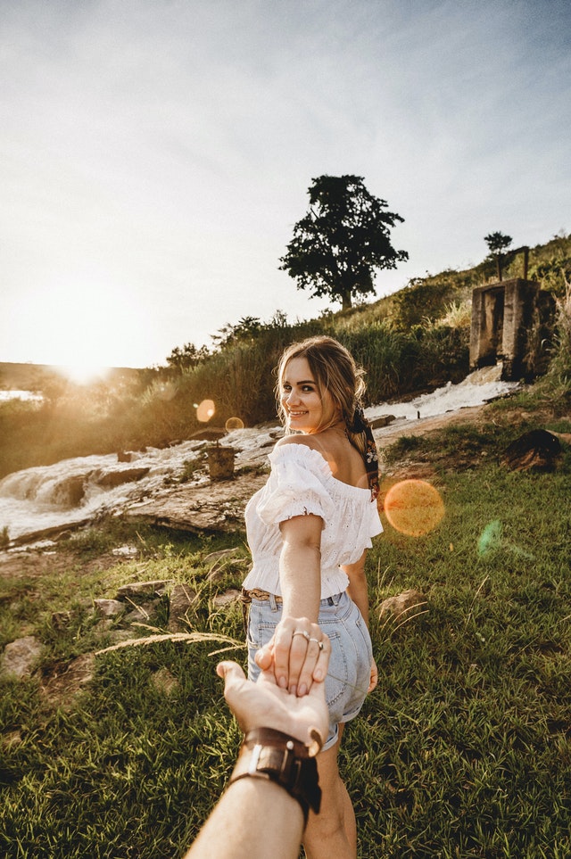 Best 50 Romantic Wedding Couple Poses To Bookmark
