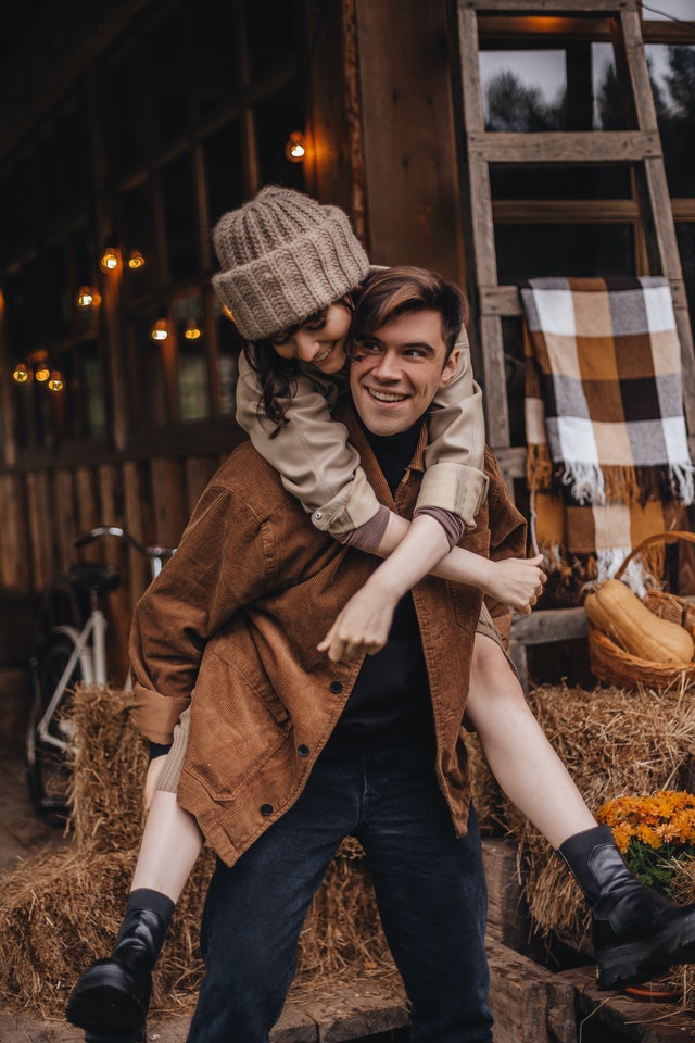 17 Couple Poses You Should Try for a Natural Prewedding Photoshoot