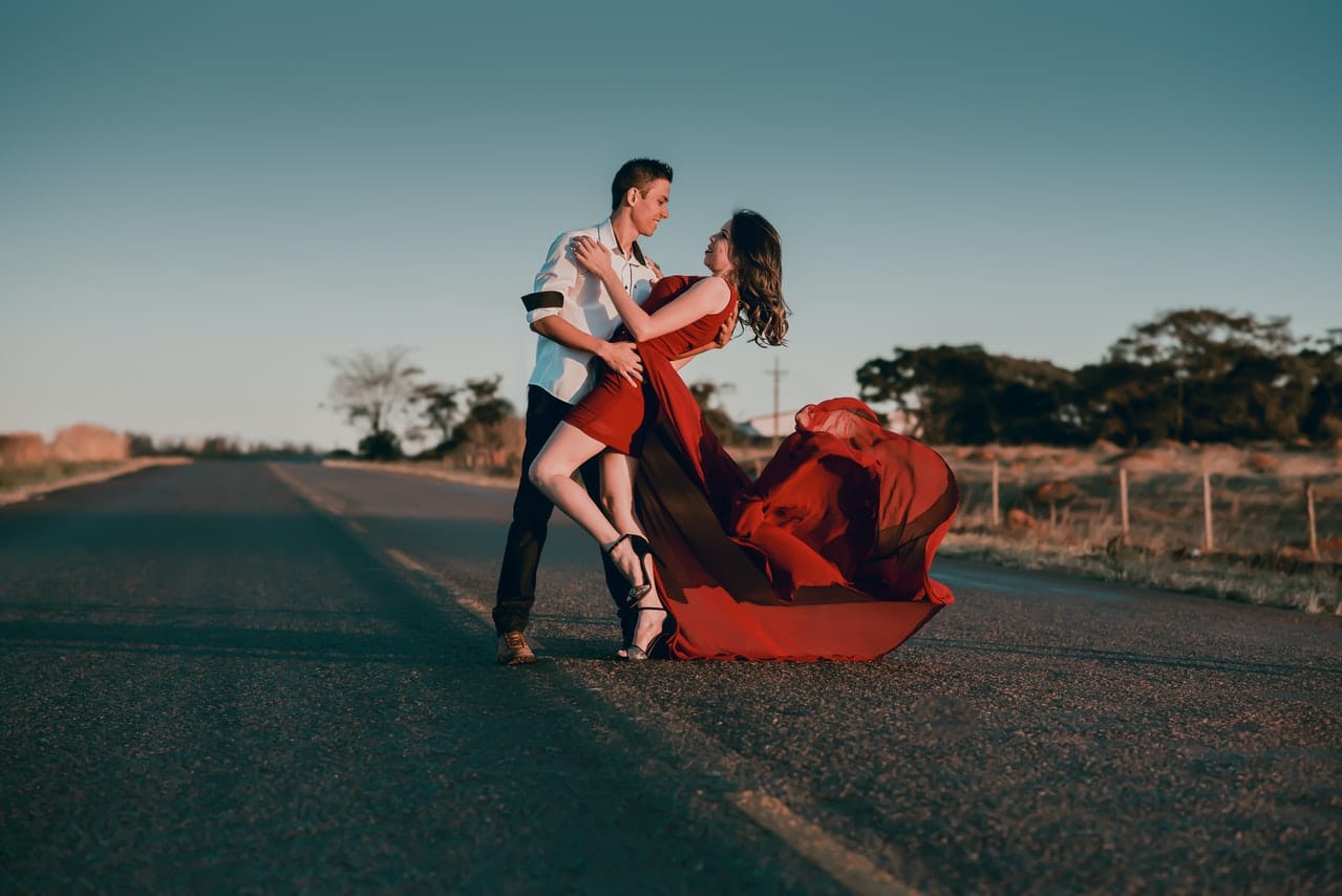 Wedding poses for couples  Romantic couple poses for photography 
