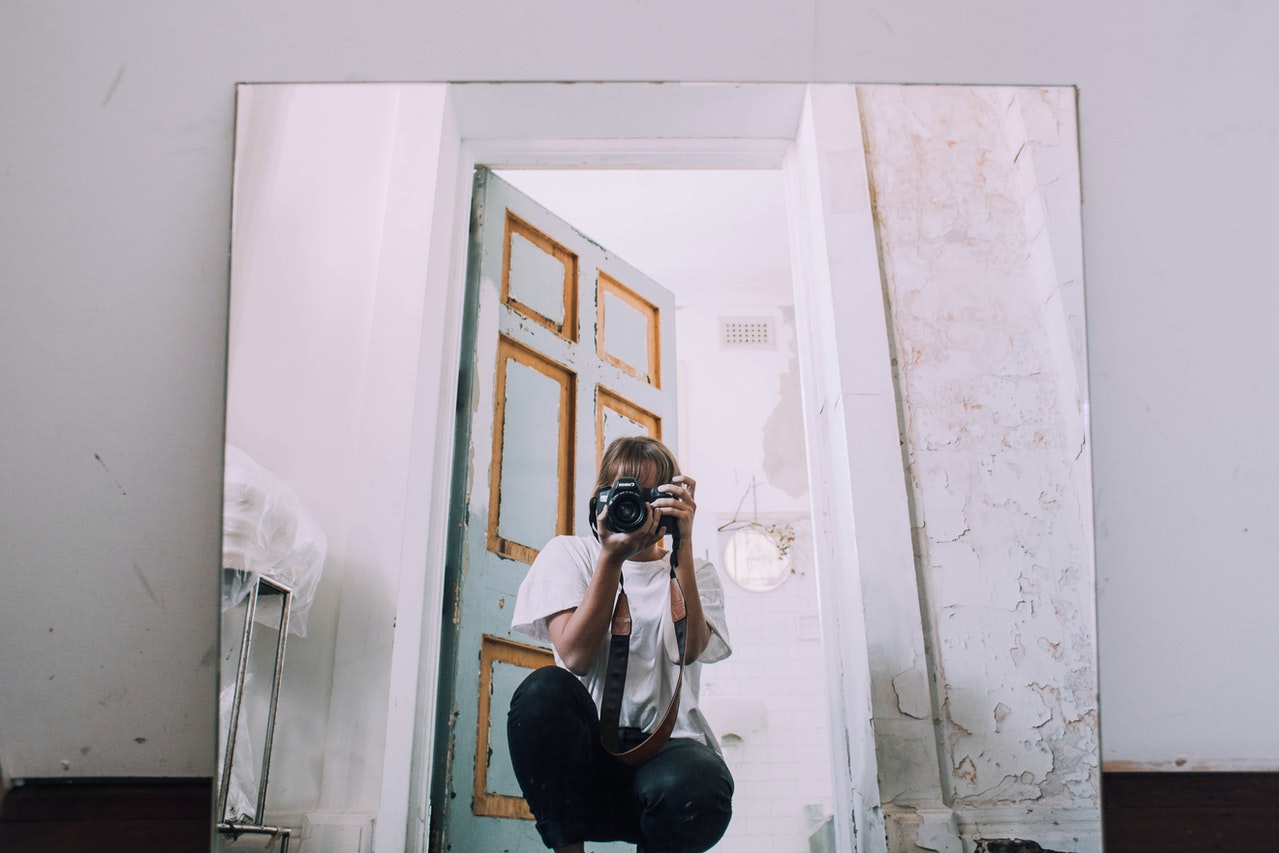 7 Best Mirror Selfie Poses & How to Edit Them - BeautyPlus