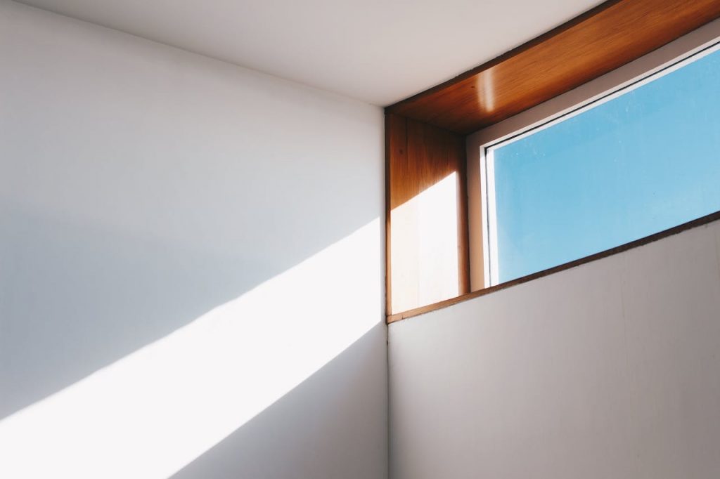 Reasons to remove window screens for winter