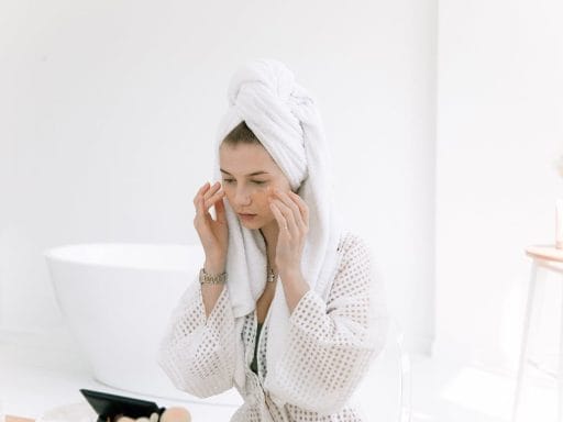 Morning skincare routine for women in 20s