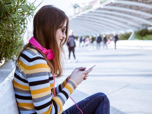 What is the best time to post on instagram on friday