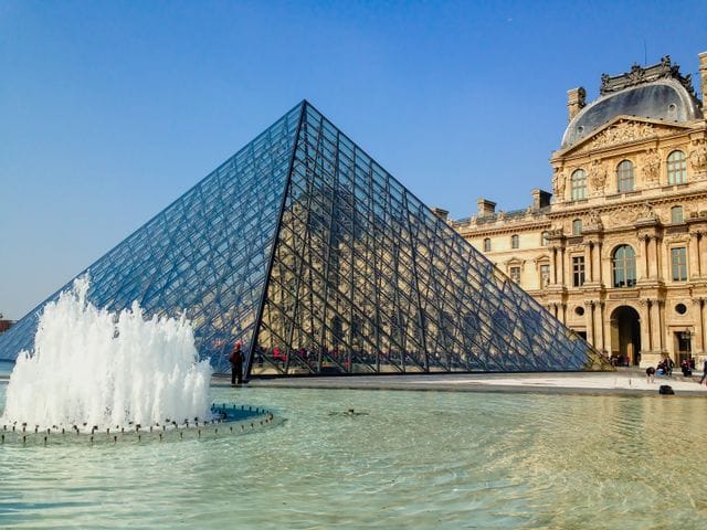 Louvre captions to capture every artistic and parisian moment
