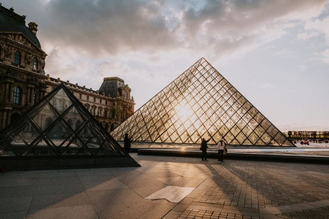 Louvre pyramid captions