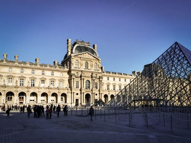 One line louvre captions