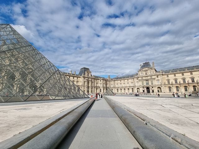 Short louvre captions