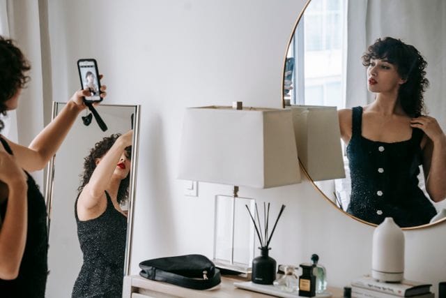 Funny mirror selfie captions Funny mirror selfie captions